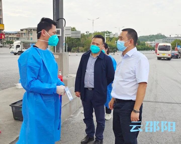 汤立斌暗访督导市区疫情防控工作