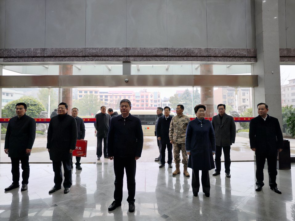 邵阳市委书记严华、市长华学健一行“春节”前夕慰问消防救援队伍