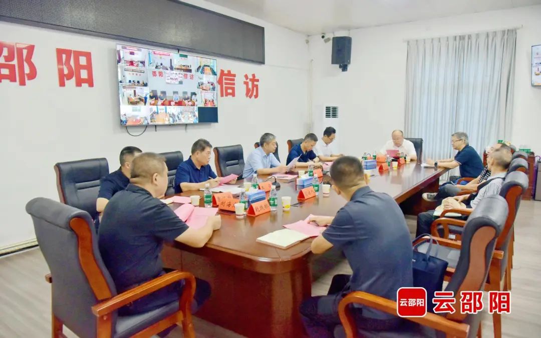 严华在邵阳市委群众来访接待中心接待来访群众