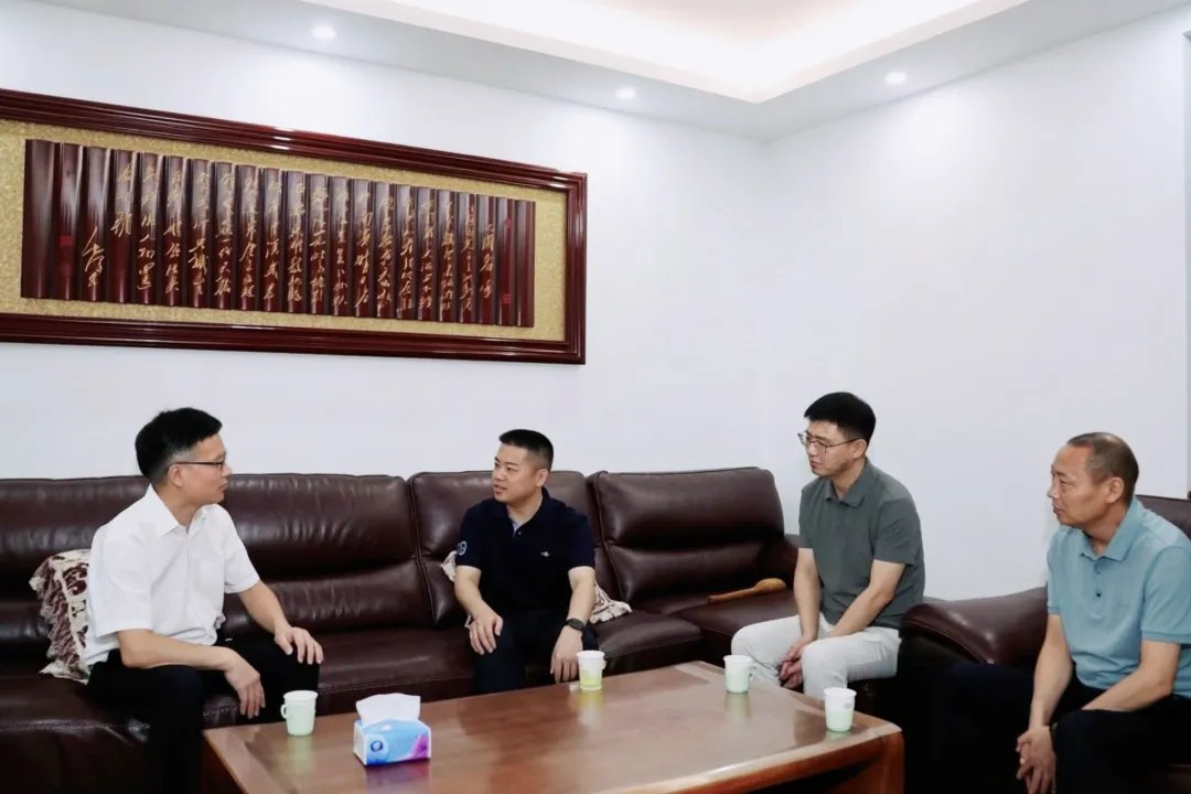邵阳市双清区委书记刘文龙走访看望老同志
