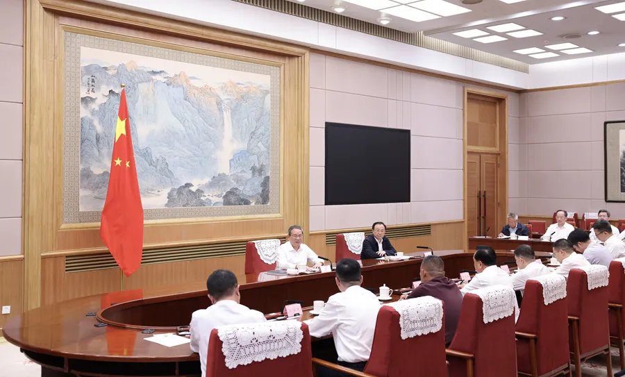 国务院总理李强主持召开经济形势专家和企业家座谈会