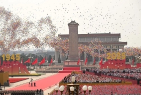 让世界正气充盈、乾坤朗朗!